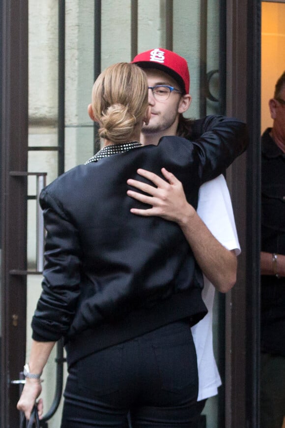 Céline Dion et son fils René-Charles Angelil sortent de l'hôtel Royal Monceau à Paris le 7 juillet 2017. 