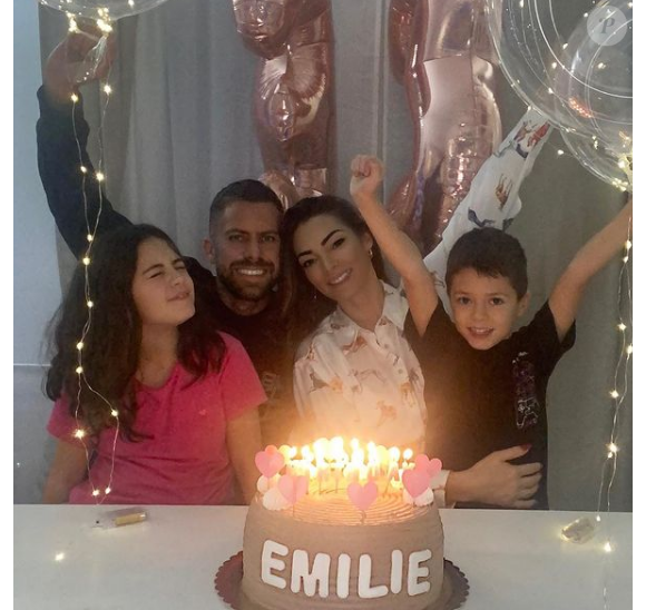 Emilie Nef Naf, révélée dans "Secret Story" et désormais tête d'affiche de l'émission "Mamans & célèbres" avec ses enfants Maëlla et Menzo, ainsi que son amoureux le footballeur Jérémy Ménez.