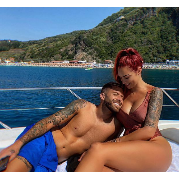 Emilie Nef Naf, révélée dans "Secret Story" et désormais tête d'affiche de l'émission "Mamans & célèbres" avec ses enfants Maëlla et Menzo, ainsi que son amoureux le footballeur Jérémy Ménez.