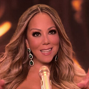 Captures d'écran du clip de noël de Mariah Carey, Oh Santa !