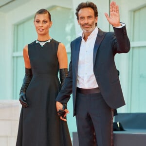 Anthony Delon (Costume Giorgio Armani, chaussures Church's, Bulgari) et sa compagne Sveva Alviti (Robe Valentino, bijoux Bulgari, chaussures Roger Vivier) lors de la cérémonie d'ouverture de la 77ème édition du festival international du film de Venise (Mostra) le 2 septembre 2020.