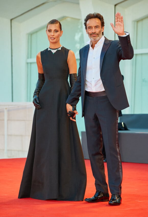 Anthony Delon (Costume Giorgio Armani, chaussures Church's, Bulgari) et sa compagne Sveva Alviti (Robe Valentino, bijoux Bulgari, chaussures Roger Vivier) lors de la cérémonie d'ouverture de la 77ème édition du festival international du film de Venise (Mostra) le 2 septembre 2020.