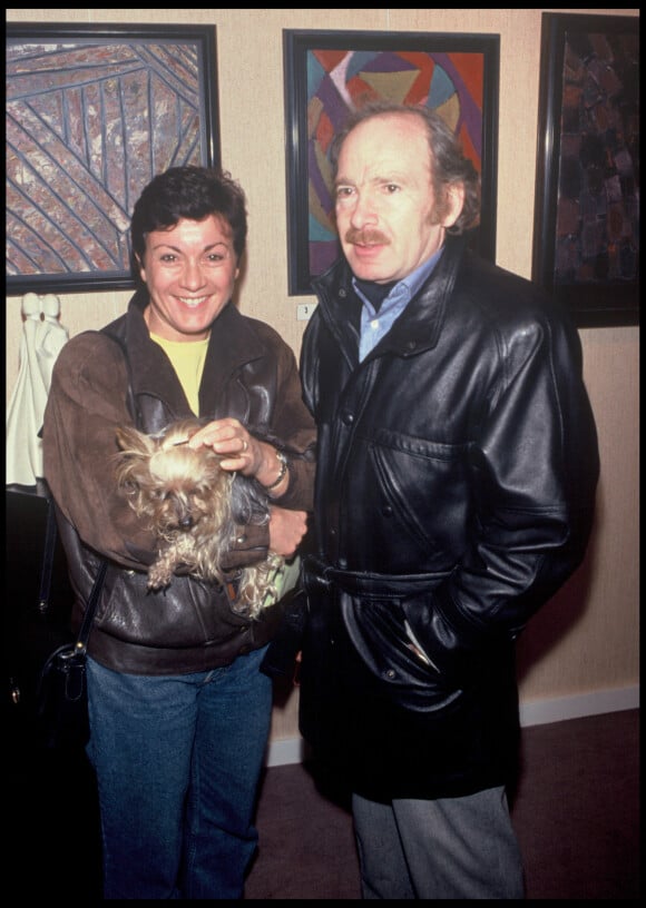 Archives - Popeck et sa femme Anne lors du vernissage de l'exposition des peintures de Serge Reggiani en 1991.