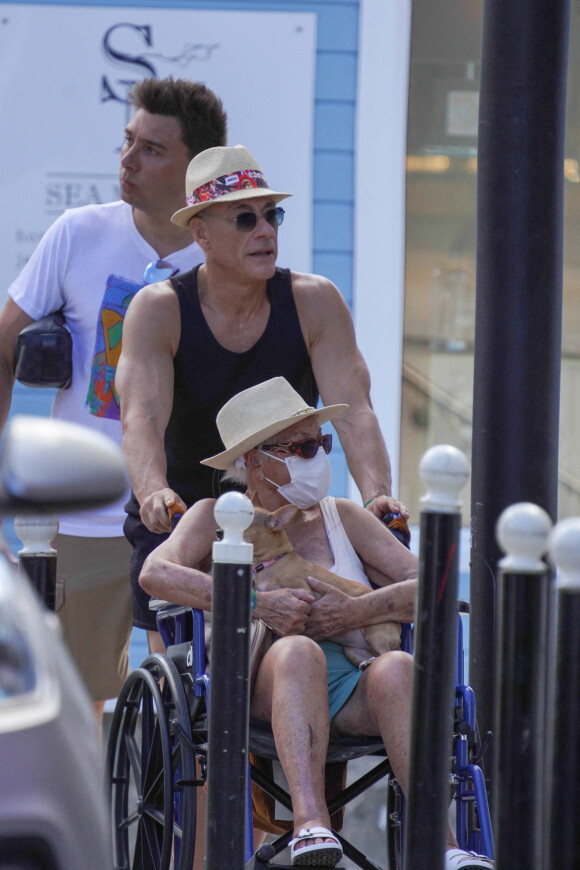 Exclusif - Jean-Claude Van Damme pousse sa mère Eliana en chaise roulante, avec des amis, sur l'île de Saint-Barthélémy à Gustavia. Le 26 décembre 2020.