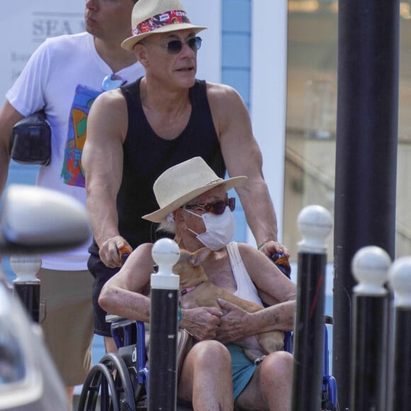 Exclusif - Jean-Claude Van Damme pousse sa mère Eliana en chaise roulante, avec des amis, sur l'île de Saint-Barthélémy à Gustavia. Le 26 décembre 2020.