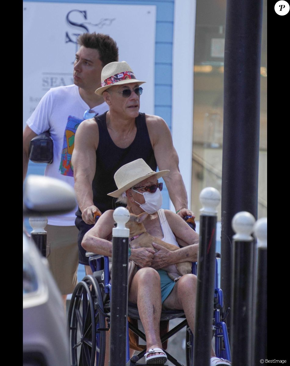 Exclusif - Jean-Claude Van Damme pousse sa mère Eliana en chaise roulante, avec des amis, sur l'île de Saint-Barthélémy à Gustavia. Le 26 décembre 2020.