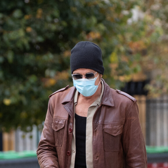 Jean-Claude Van Damme et sa compagne Alena Kaverina, arrivent sur le lieux du tournage du film "Le dernier mercenaire" à Paris. Le 12 octobre 2020.