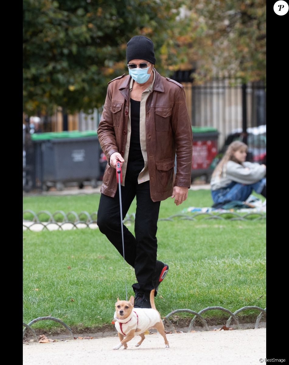 Jean-Claude Van Damme et sa compagne Alena Kaverina, arrivent sur le lieux du tournage du film "Le dernier mercenaire" à Paris. Le 12 octobre 2020.