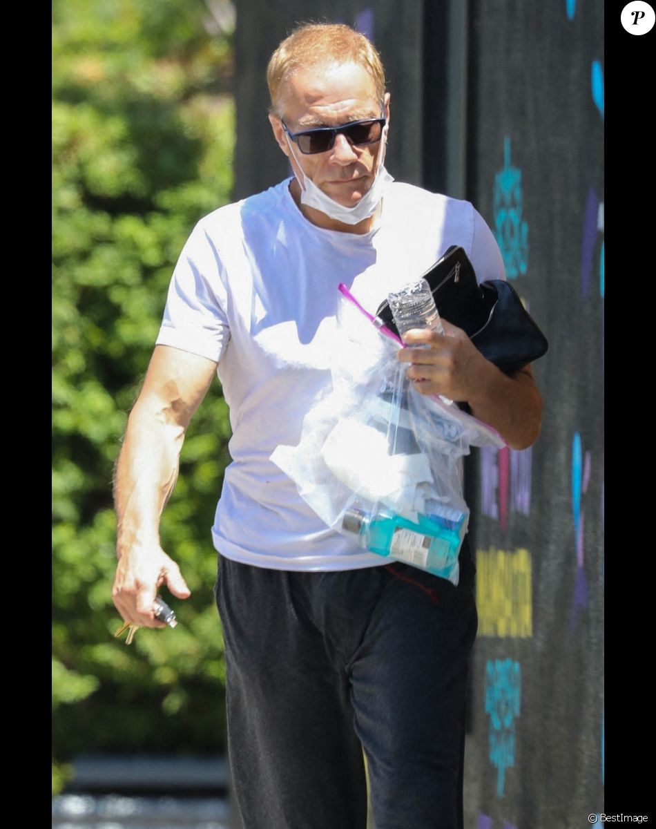 Exclusif - Jean-Claude Van Damme (JCVD) se rend chez le dentiste après son cours de sport à Los Angeles, le 7 juillet 2020.