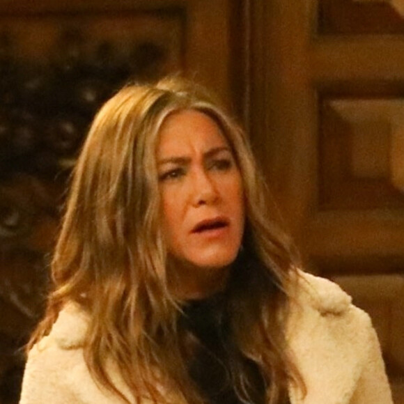 Exclusif - Jennifer Aniston tourne une scène de nuit pour la série "The Morning Show" à Los Angeles, le 17 décembre 2020.