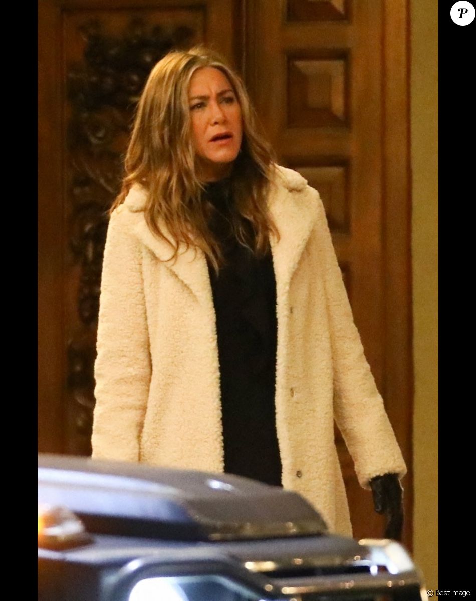 Exclusif - Jennifer Aniston tourne une scène de nuit pour la série "The Morning Show" à Los Angeles, le 17 décembre 2020.