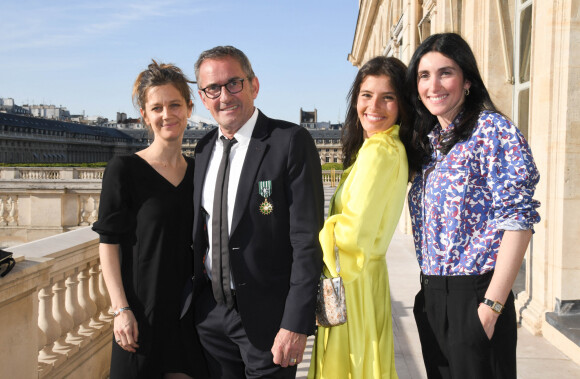 Exclusif - Christophe Dechavanne en famille avec ses filles Pauline et Ninon et sa compagne Elena Foïs - Christophe Dechavanne reçoit le grade d'Officier des Arts et des Lettres au Ministère de la Culture à Paris le 15 mai 2019. © Coadic Guirec / Bestimage  