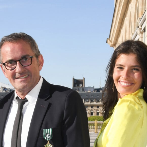 Exclusif - Christophe Dechavanne en famille avec ses filles Pauline et Ninon et sa compagne Elena Foïs - Christophe Dechavanne reçoit le grade d'Officier des Arts et des Lettres au Ministère de la Culture à Paris le 15 mai 2019. © Coadic Guirec / Bestimage  