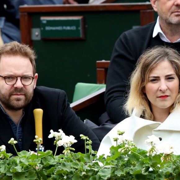 Marilou Berry et son compagnon Arnaud Schneider - People dans les tribunes des internationaux de France de tennis à Roland-Garros. Le 1er juin 2016. © Dominique Jacovides / Bestimage