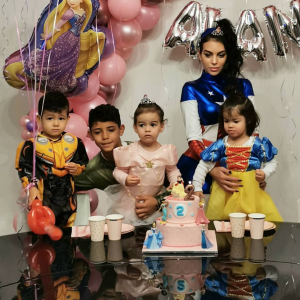 Georgina Rodriguez et ses enfants Mateo, Cristiano Jr, Alana et Eva.