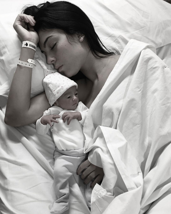 Georgina Rodriguez lors de son accouchement et de la naissance de sa fille biologique, Alana.