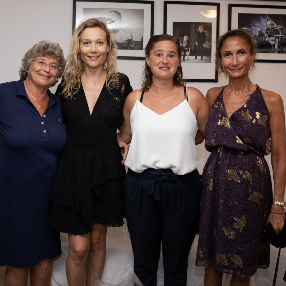 Exclusif - Michel Boujenah, Jacqueline Franjou, Caroline Vigneaux, Elodie Poux et Coline Berry après la représentation des one-woman-show "Caroline Vigneaux croque la pomme" et "Elodie Poux - Le Syndrome Du Playmobil" lors du Festival de Ramatuelle, France, le 8 août 2019. © Cyril Bruneau/Festival de Ramatuelle/Bestimage 