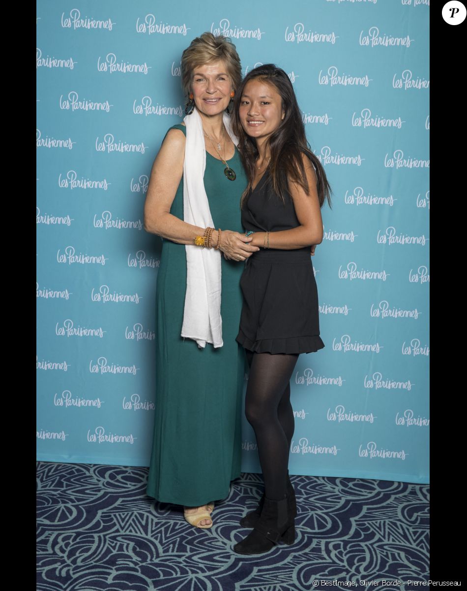 Exclusif - Véronique Jannot et sa fille Migmar - Photocall de la première du spectacle "Les Parisiennes" aux Folies Bergères à Paris. © Olivier Borde - Pierre Perusseau/Bestimage