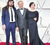 Viggo Mortensen entre son fils Henry Mortensen et sa compagne Ariadna Gil lors du photocall des arrivées de la 91ème cérémonie des Oscars au théâtre Dolby à Hollywood, Los Angeles, Californie, Etats-Unis. 