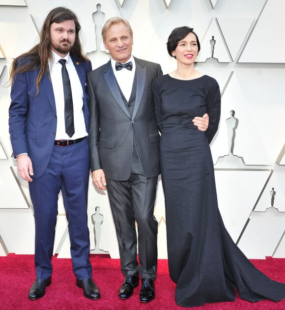 Viggo Mortensen entre son fils Henry Mortensen et sa compagne Ariadna Gil lors du photocall des arrivées de la 91ème cérémonie des Oscars au théâtre Dolby à Hollywood, Los Angeles, Californie, Etats-Unis. 