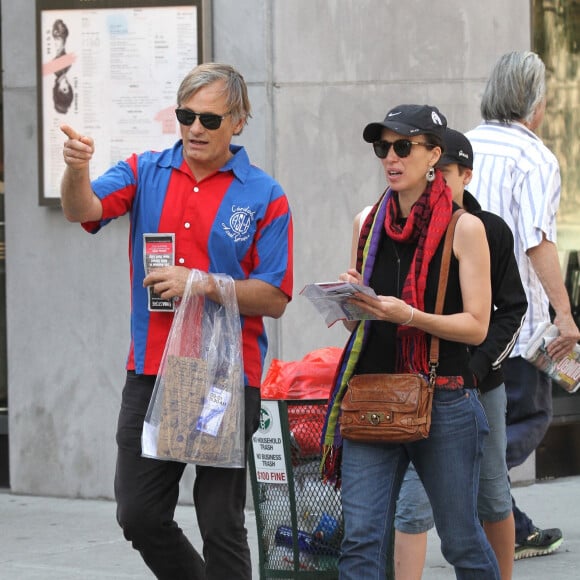 Ariadna Gil fait du shopping avec son compagnon Viggo Mortensen et son fils Leo Trueba à New York, le 2 septembre 2017