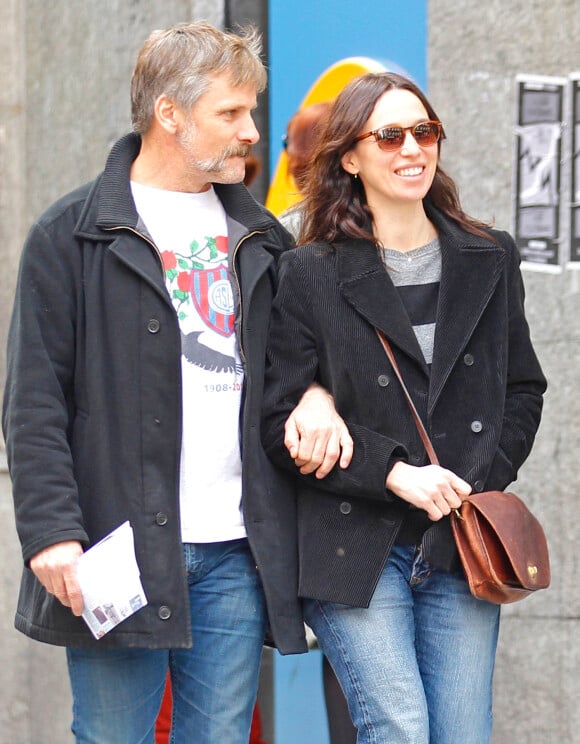 Viggo Mortensen et sa petite amie Ariadna Gil se promenent a Madrid le 21 mars 2013. 