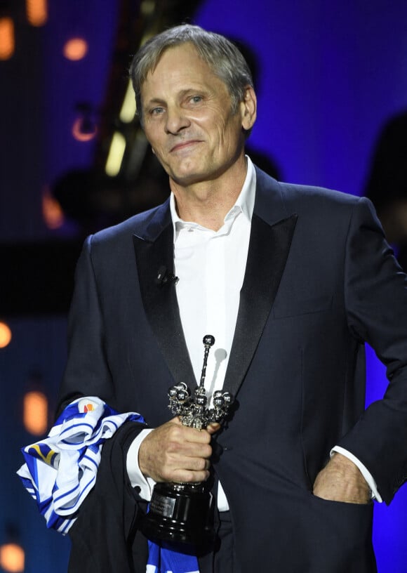 Viggo Mortensen reçoit un maillot de football à son nom et un prix d'honneur pour l'ensemble de sa carrière lors du 68ème Festival International du Film de Saint-Sébastien (Donostia). Le 24 septembre 2020 
