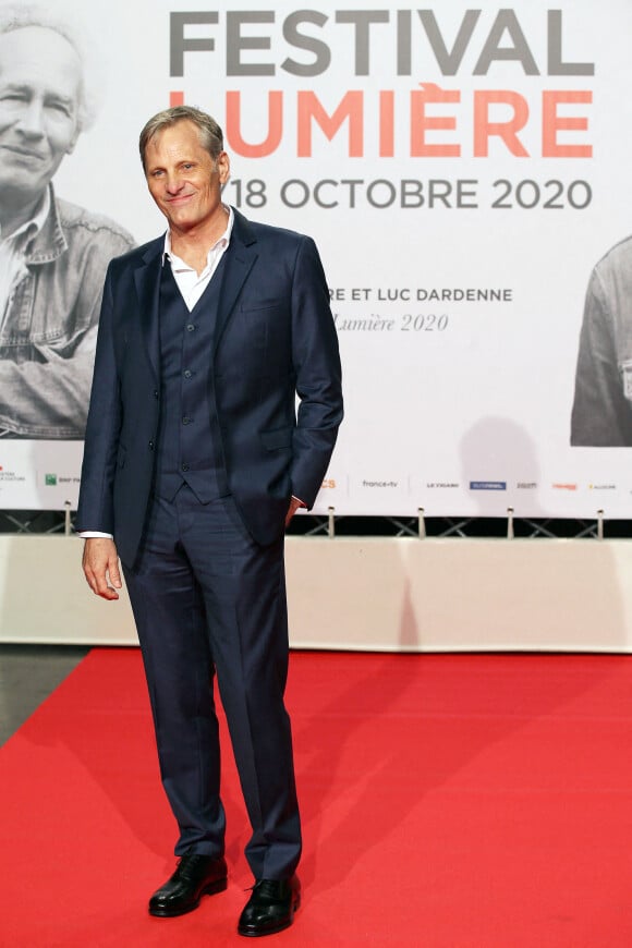 Viggo Mortensen lors du photocall de la cérémonie d'ouverture de la 12ème édition du festival Lumière à la Halle Tony Garnier à Lyon le 10 octobre 2020. © Pascal Fayolle / Bestimage 
