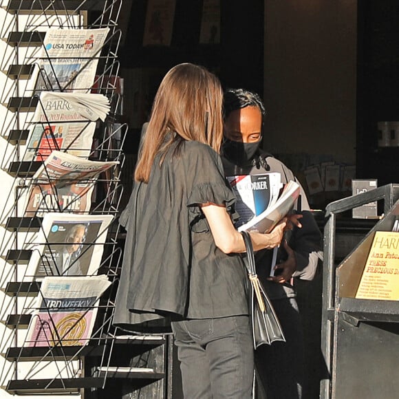 Exclusif - Angelina Jolie et sa fille Zahara Jolie-Pitt s'offrent une journée shopping mère-fille à Los Angeles. Le 16 janvier 2021.