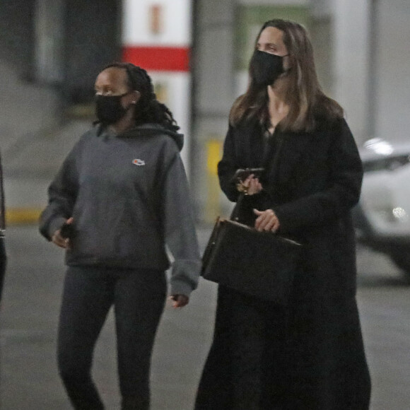 Exclusif - Angelina Jolie et sa fille Zahara Jolie-Pitt s'offrent une journée shopping mère-fille à Los Angeles. Le 16 janvier 2021.