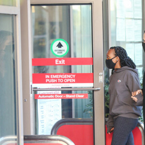 Exclusif - Angelina Jolie et sa fille Zahara Jolie-Pitt s'offrent une journée shopping mère-fille à Los Angeles. Le 16 janvier 2021.