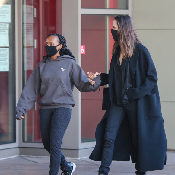 Exclusif - Angelina Jolie et sa fille Zahara Jolie-Pitt s'offrent une journée shopping mère-fille à Los Angeles. Le 16 janvier 2021.