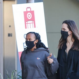 Exclusif - Angelina Jolie et sa fille Zahara Jolie-Pitt s'offrent une journée shopping mère-fille à Los Angeles. Le 16 janvier 2021.