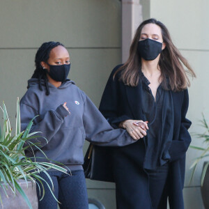 Exclusif - Angelina Jolie et sa fille Zahara Jolie-Pitt s'offrent une journée shopping mère-fille à Los Angeles. Le 16 janvier 2021.