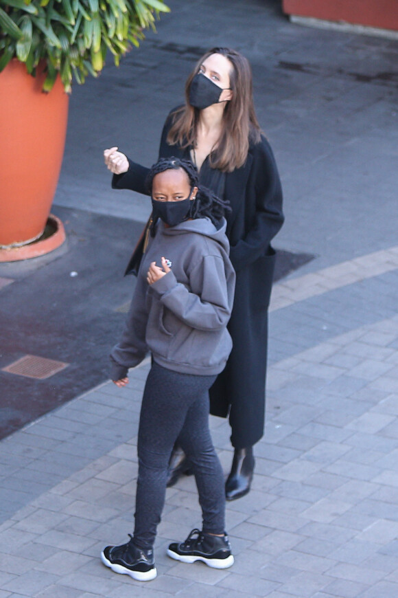 Exclusif - Angelina Jolie et sa fille Zahara Jolie-Pitt s'offrent une journée shopping mère-fille à Los Angeles. Le 16 janvier 2021.