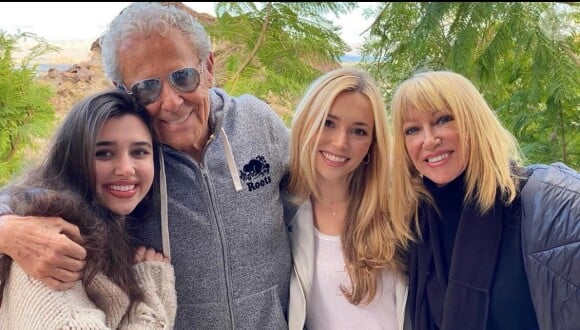 Suzanne Somers, son époux Alan Hamel et deux de leurs petits-filles. Instagram. Le 29 décembre 2020.