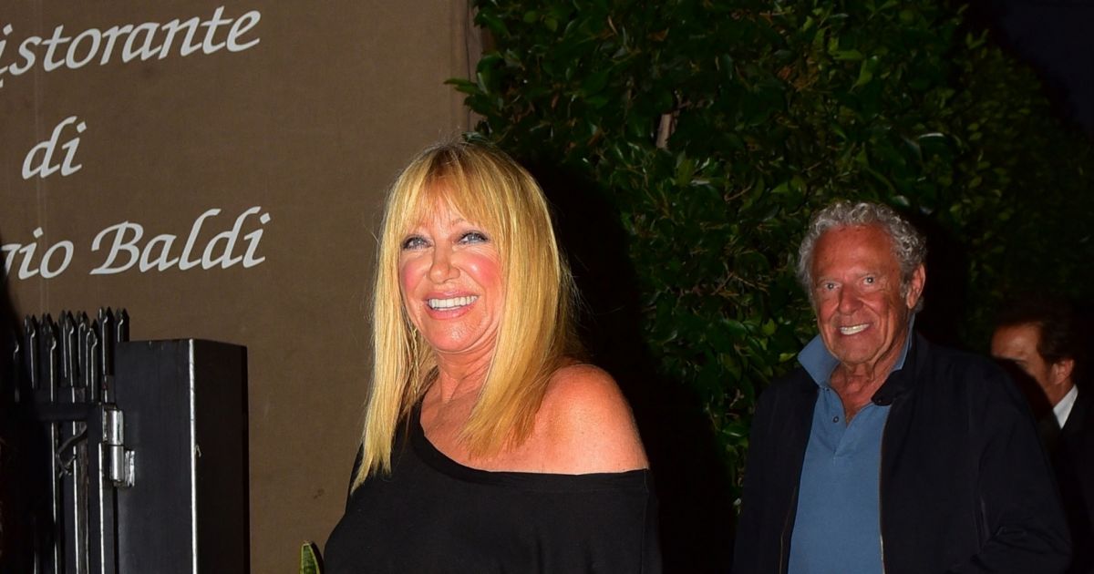 Exclusif - Suzanne Somers arrive au restaurant en compagnie de son mari