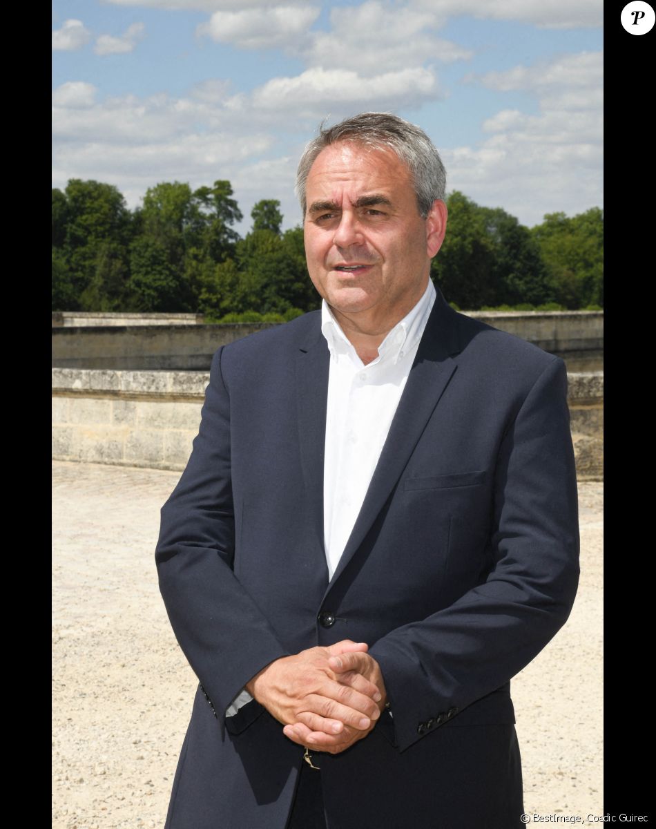 Xavier Bertrand se sont tous déplacés pour fêter la fin du tournage - Tournage de la série télévisée "Les Aventures du jeune Voltaire" au Château de Chantilly, diffusée les 8 et 15 février sur France 2, le 7 juillet 2020. © Coadic Guirec/Bestimage