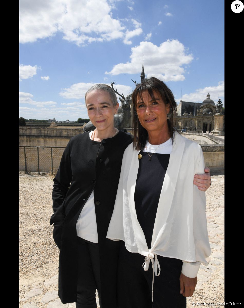 Delphine Ernotte (présidente France Télévisions) et Anne Holmes (Directrice de la fiction de France TV) se sont tous déplacés pour fêter la fin du tournage - Tournage de la série télévisée "Les Aventures du jeune Voltaire" au Château de Chantilly, diffusée les 8 et 15 février sur France 2, le 7 juillet 2020. © Coadic Guirec/Bestimage