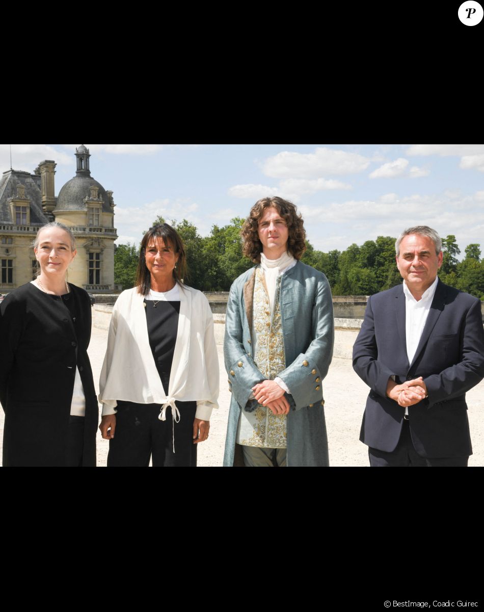 Delphine Ernotte (présidente France Télévisions), Anne Holmes (Directrice de la fiction de France TV), Thomas Solivéres et Xavier Bertrand se sont tous déplacés pour fêter la fin du tournage - Tournage de la série télévisée "Les Aventures du jeune Voltaire" au Château de Chantilly, diffusée les 8 et 15 février sur France 2, le 7 juillet 2020. © Coadic Guirec/Bestimage