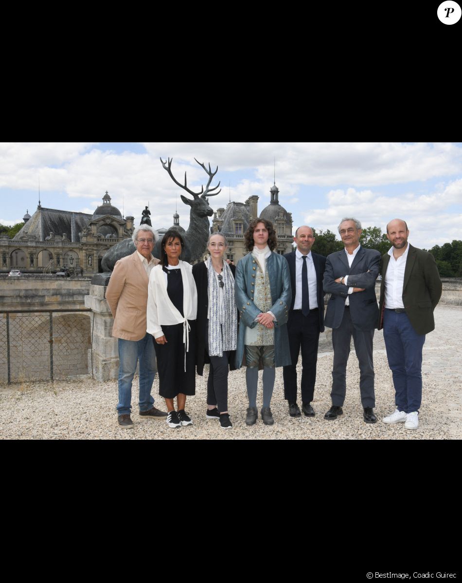 Henri Helman, Anne Holmes (Directrice de la fiction de France TV), Delphine Ernotte (présidente France Télévisions), Thomas Solivéres, Christophe Tardieu, Georges-Marc Benamou et Godefroy Vujicic se sont tous déplacés pour fêter la fin du tournage - Tournage de la série télévisée "Les Aventures du jeune Voltaire" au Château de Chantilly, diffusée les 8 et 15 février sur France 2, le 7 juillet 2020. © Coadic Guirec/Bestimage