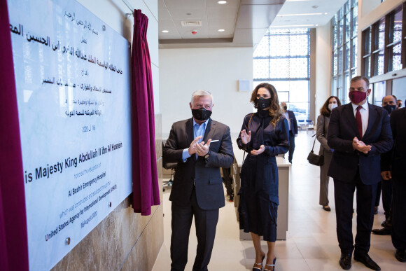 Sa Majesté le Roi Abdallah II, accompagnée de sa Majesté la Reine Rania Al Abdullah, inaugurent le nouvel hôpital d'urgence affilié à l'hôpital public Al Bashir et visitent le service d'oncologie récemment rénové grâce à l'initiative volontaire Himmetna. Amman, le 16 août 2020.