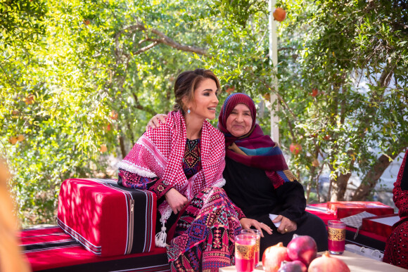 La reine Rania de Jordanie visite le village Kufrsoum dans le nord de la Jordanie, le 30 octobre 2019.