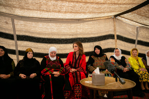 La reine Rania de Jordanie rend visite à des femmes des provinces voisines d'Amman en Jordanie le 16 septembre 2019.