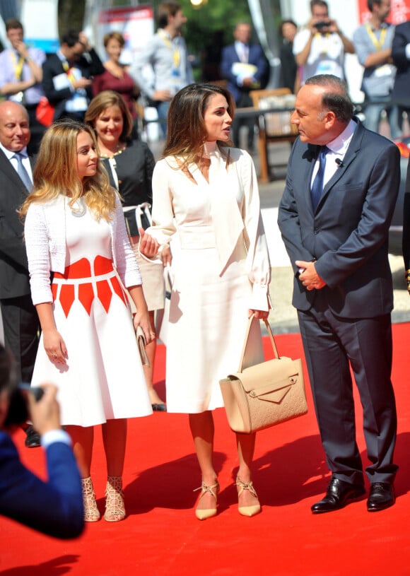 La reine Rania de Jordanie et sa fille la princesse Iman assistent à l'université d'été du MEDEF à Jouy-en-Josas le 26 août 2015.