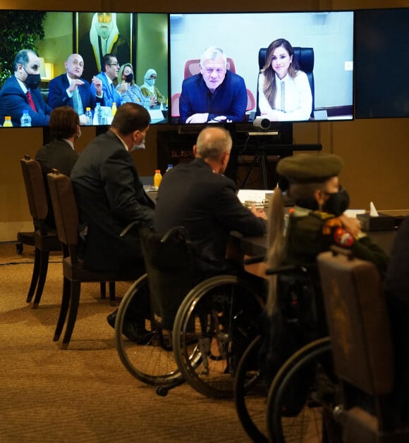 Le roi Abdallah de Jordanie et la reine Rania lors d'une vidéoconférence avec des personnes handicapées, le 7 décembre 2020.