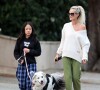 Laeticia Hallyday et ses filles Jade, 15 ans, et Joy, 11 ans, promènent leur chien Cheyenne dans le quartier de Brentwood à Los Angeles, pendant la période de confinement liée à l'épidémie de coronavirus (Covid-19).