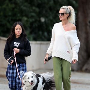 Laeticia Hallyday et ses filles Jade, 15 ans, et Joy, 11 ans, promènent leur chien Cheyenne dans le quartier de Brentwood à Los Angeles, pendant la période de confinement liée à l'épidémie de coronavirus (Covid-19).