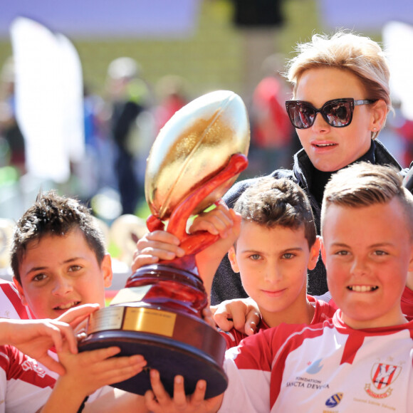 La princesse Charlene de Monaco pose avec l'équipe de Monaco qui a remporté le trophée 'Sainte Dévote Challenge Cup' - 8ème édition du tournoi de rugby Sainte-Dévote au Stade Louis II à Monaco, le 31 mars 2018. © Olivier Huitel/Pool Monaco/Bestimage 