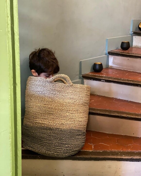 Sophie Ferjani dévoile une photo de l'un de ses fils caché dans un sac, le 30 décembre 2020, sur Instagram